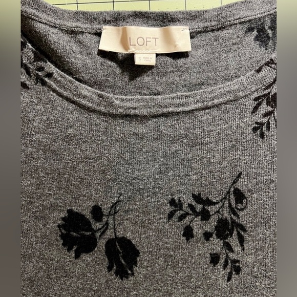 Ann Taylor LOFT black and grey floral Sweater flare sleeves size Small - Picture 6 of 7